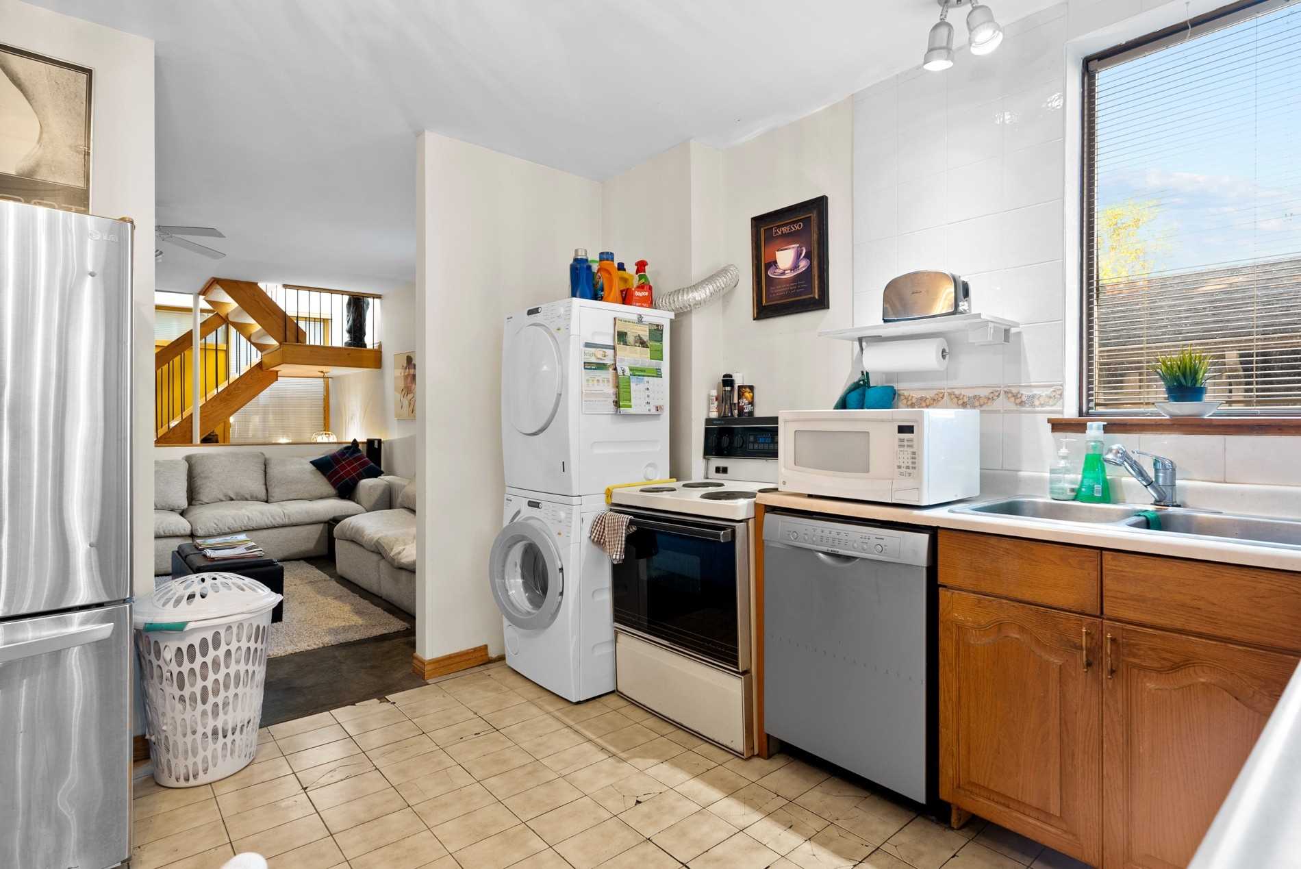 37 Heath St E