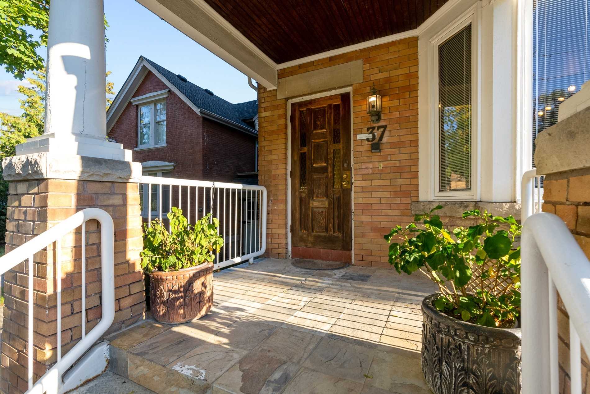 37 Heath St E