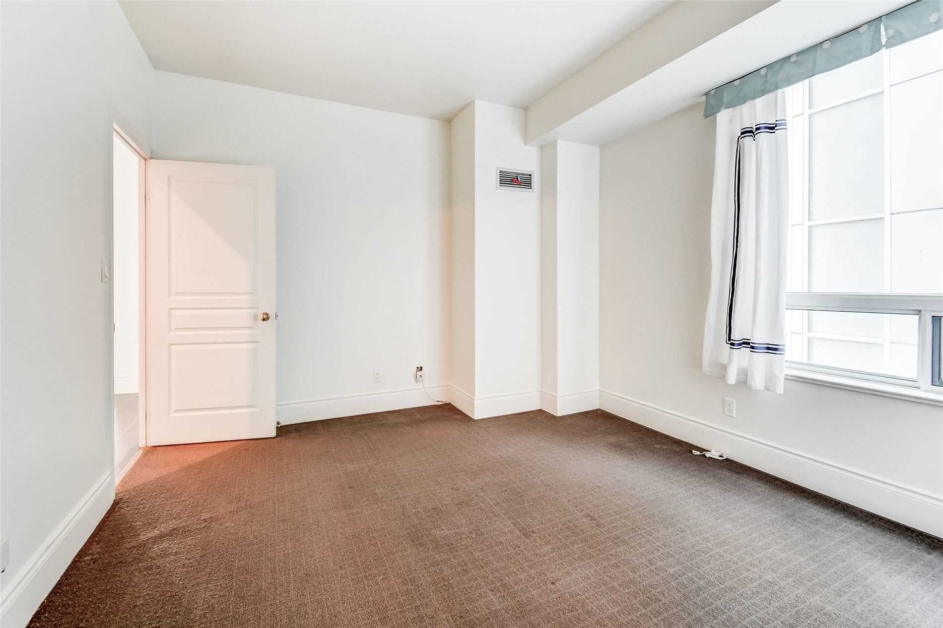 102 Bloor St W, #203