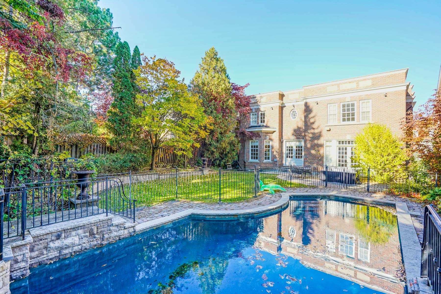 230 Dunvegan Rd