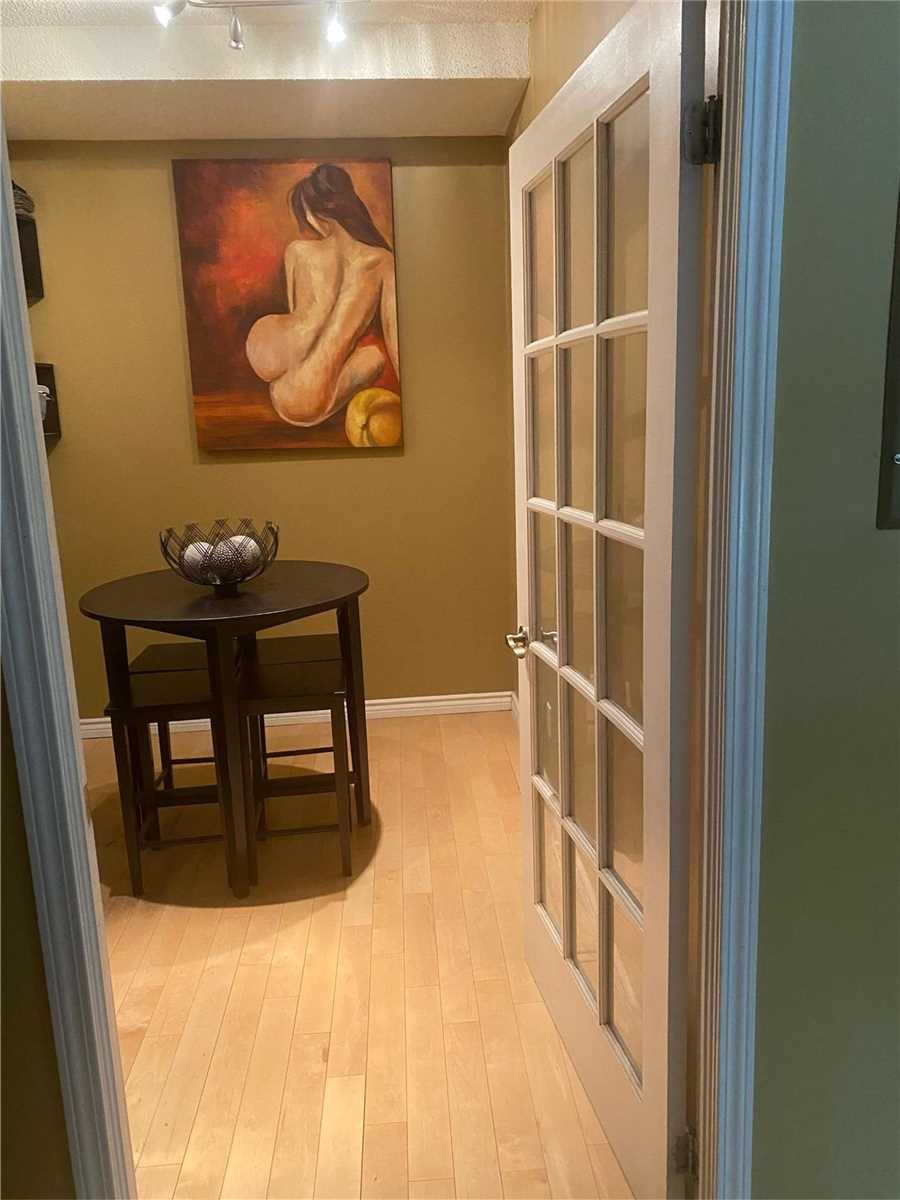 263 Wellington St W, #505