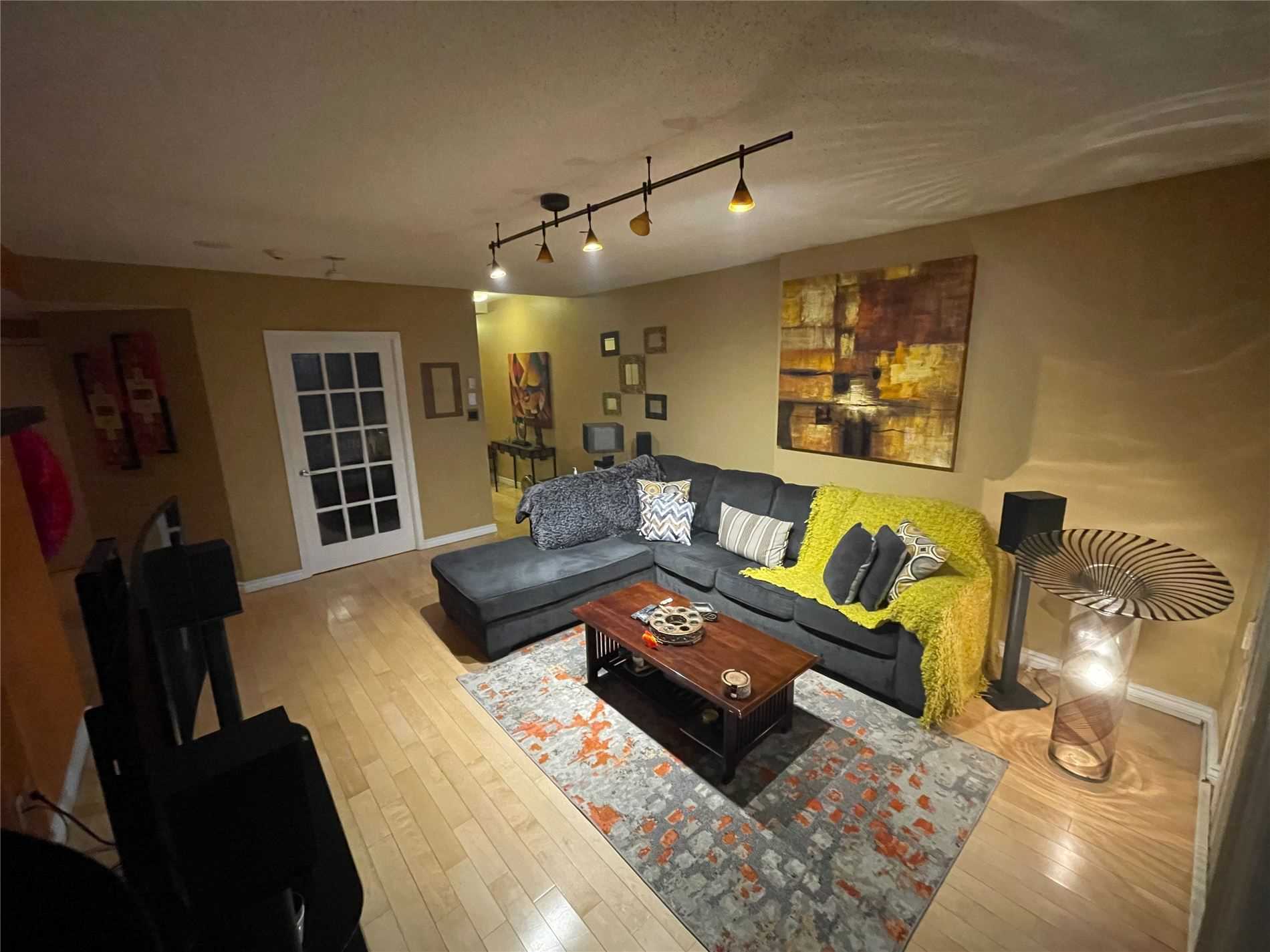 263 Wellington St W, #505