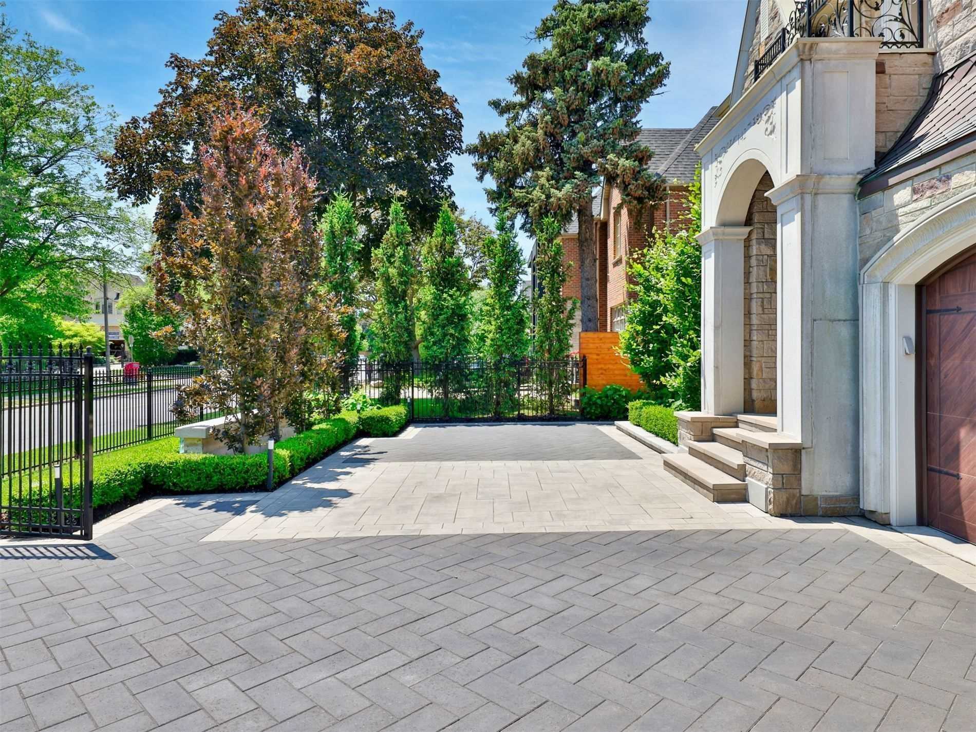 142 Upper Canada Dr