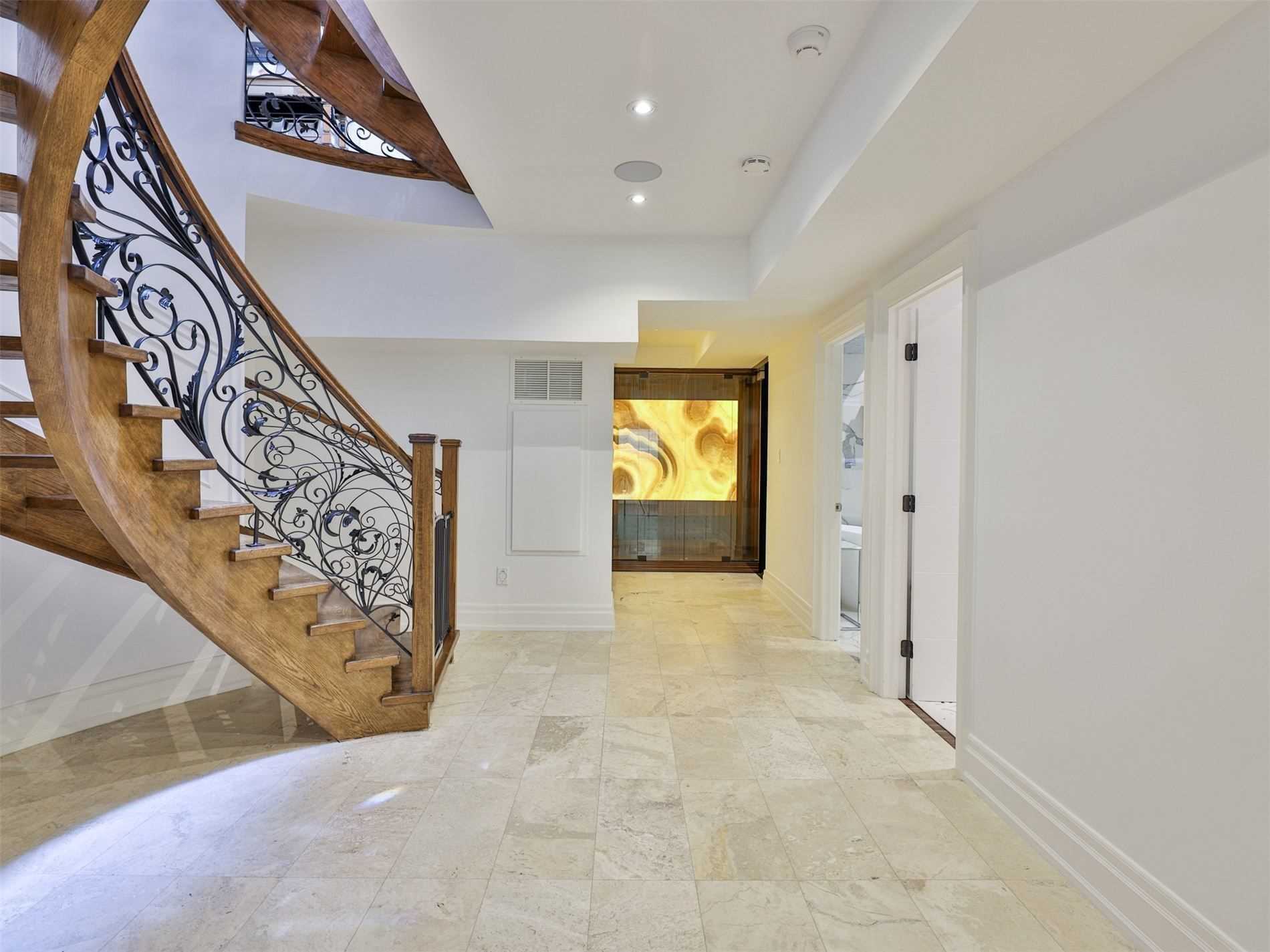 142 Upper Canada Dr