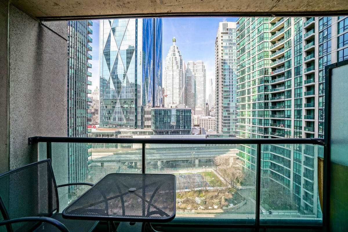 12 Yonge St, #1311