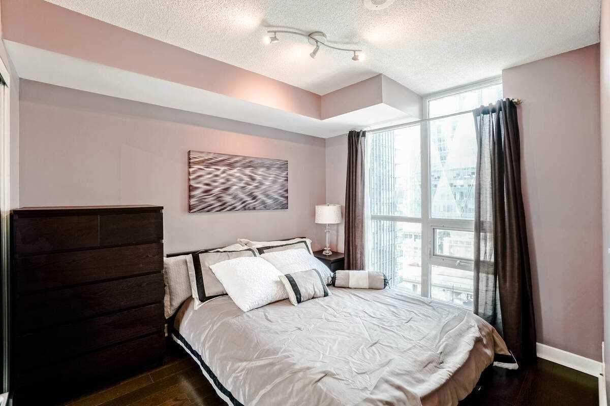 12 Yonge St, #1311