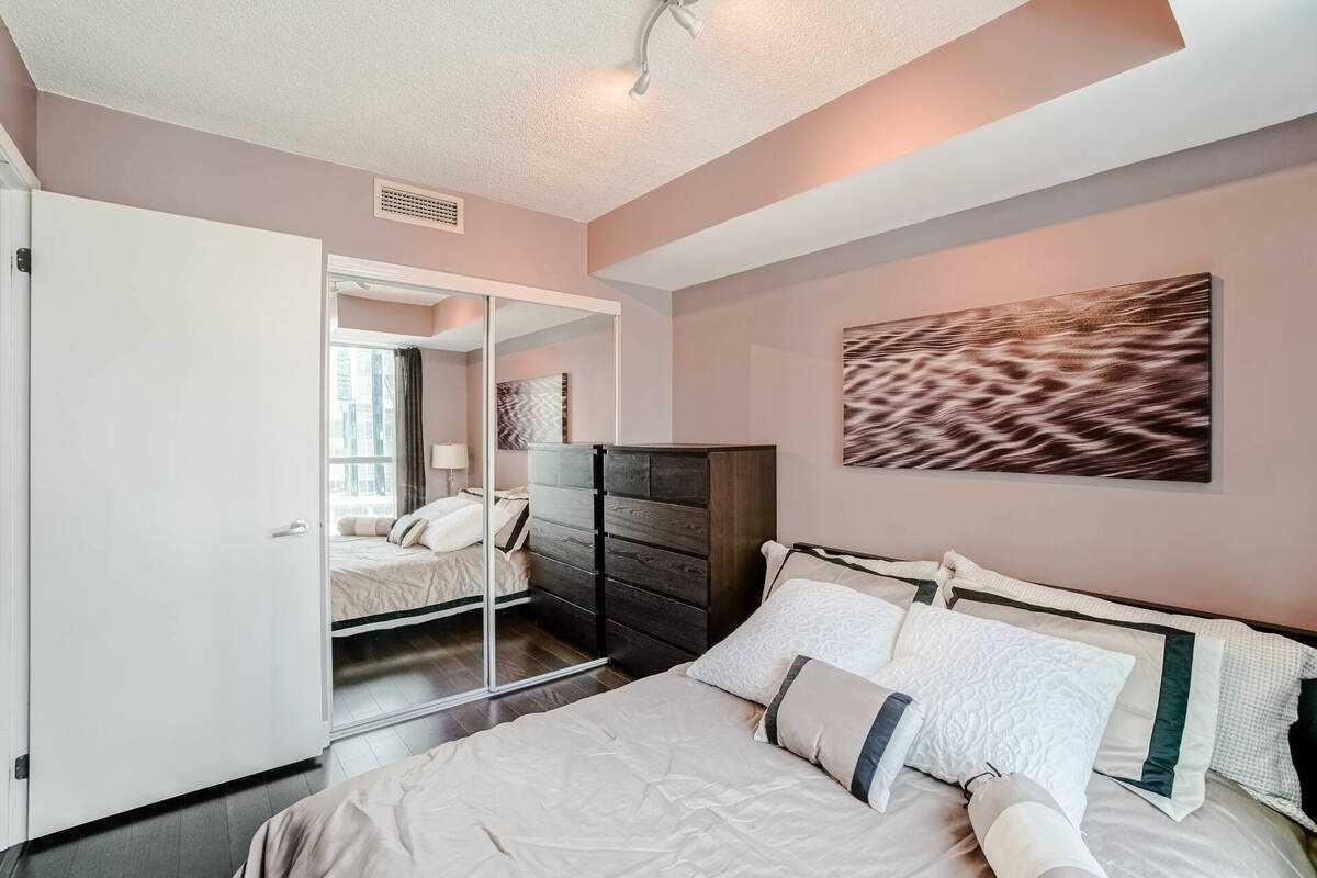 12 Yonge St, #1311