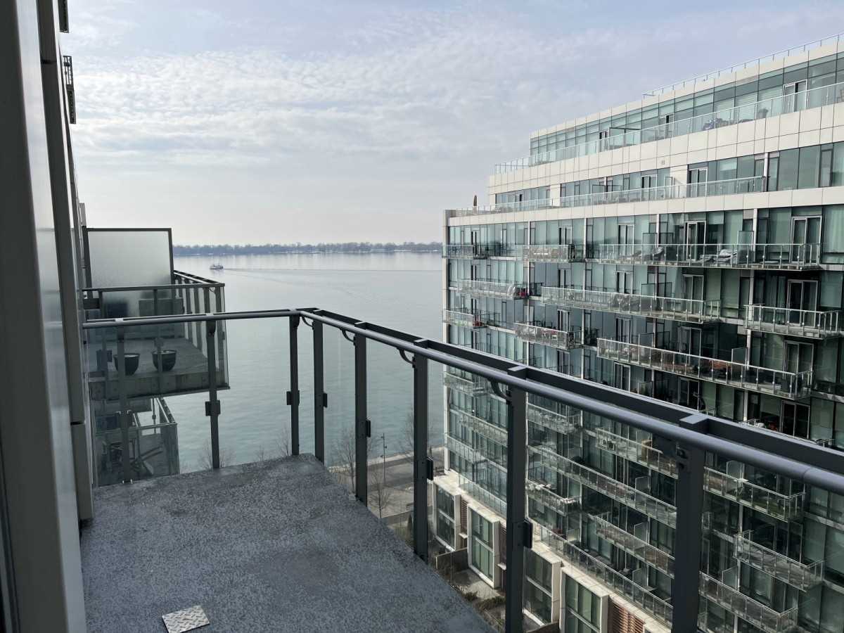 39 Queens Quay E #1029