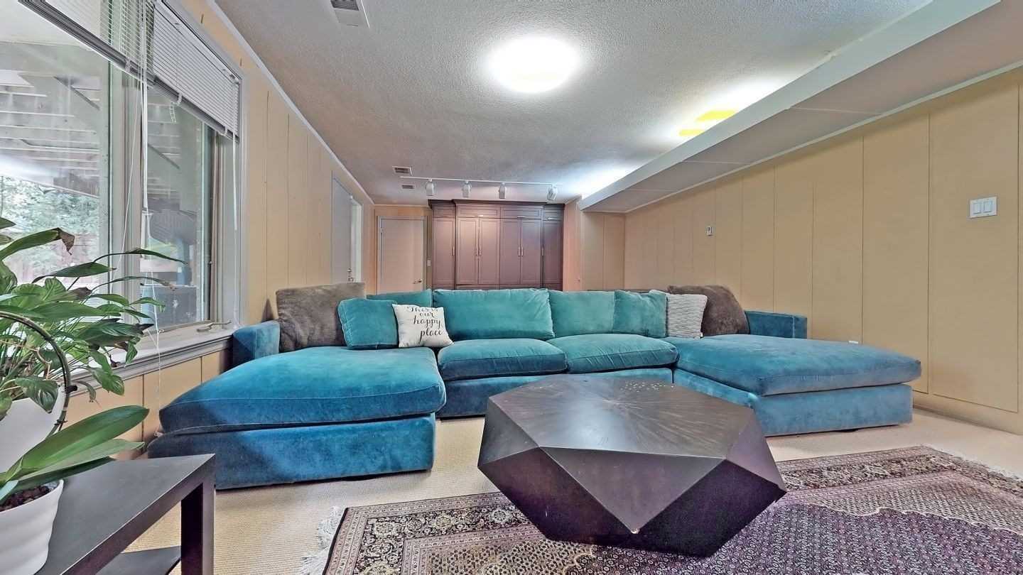 79 Forest Grove Dr