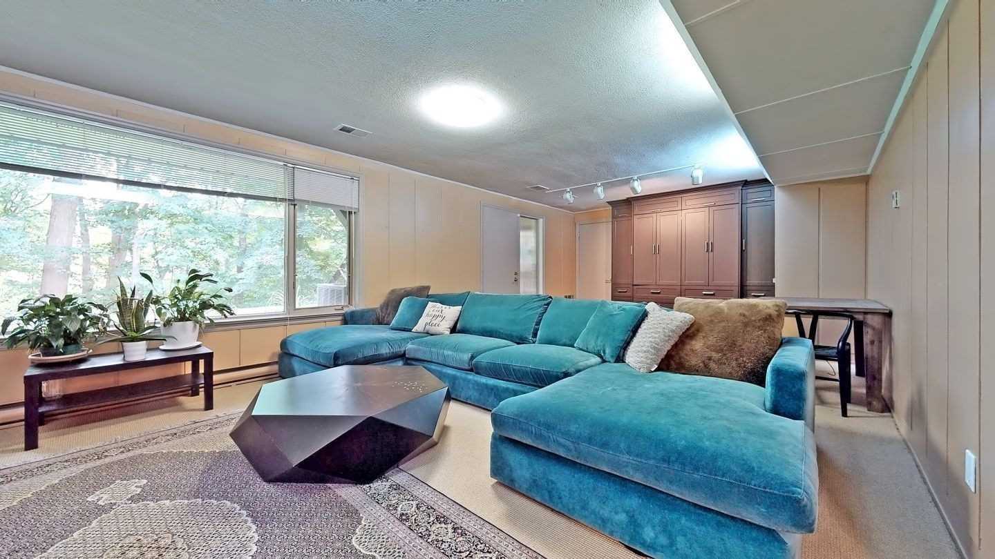 79 Forest Grove Dr