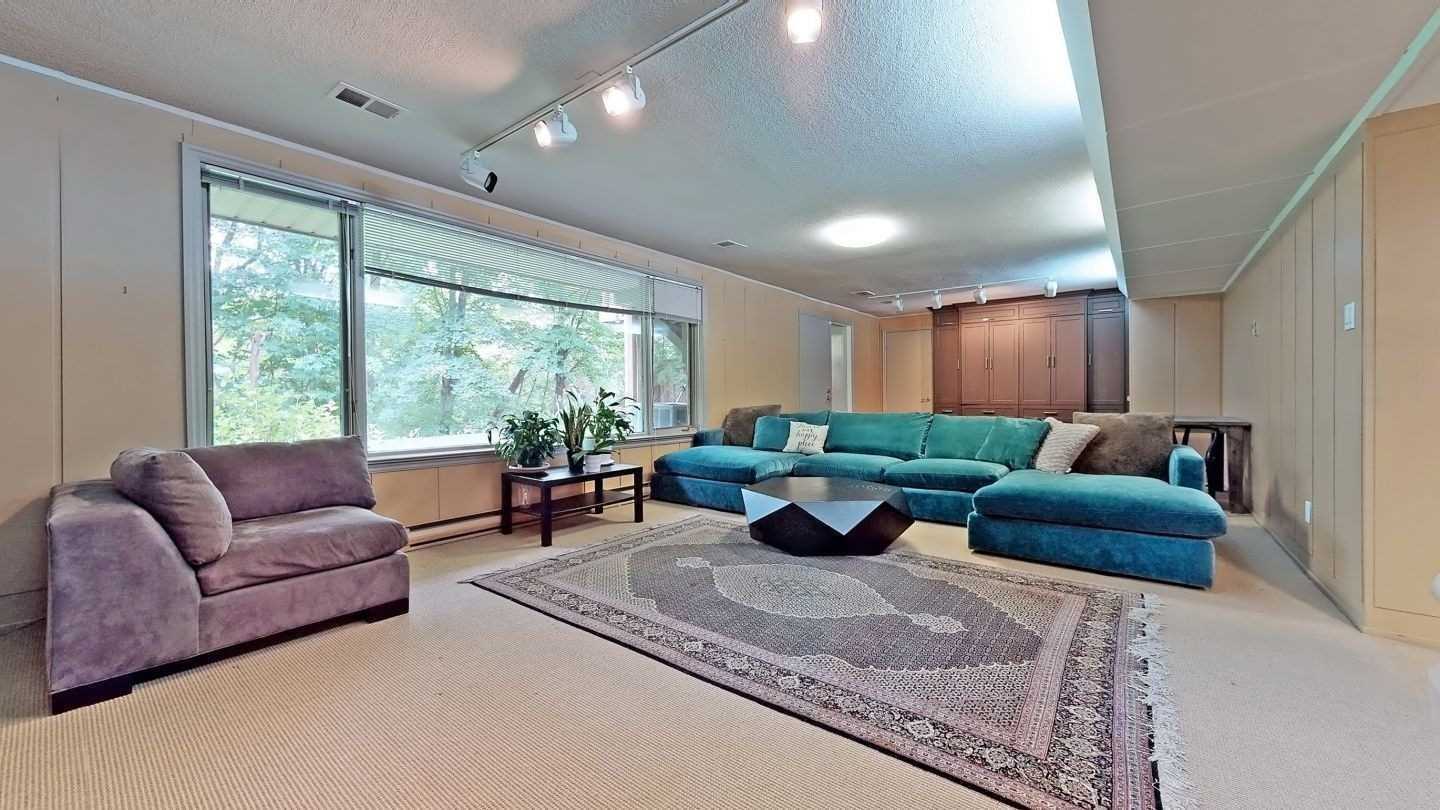 79 Forest Grove Dr