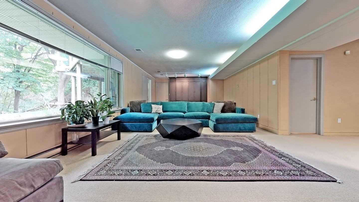79 Forest Grove Dr