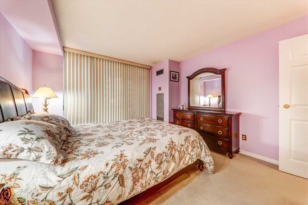 5765 Yonge St, #204