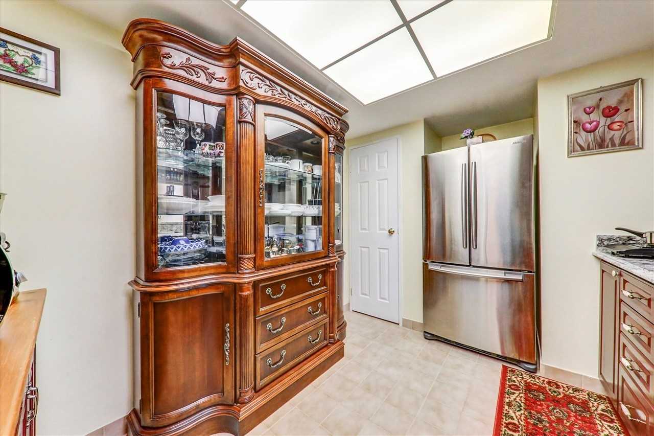 5765 Yonge St, #204