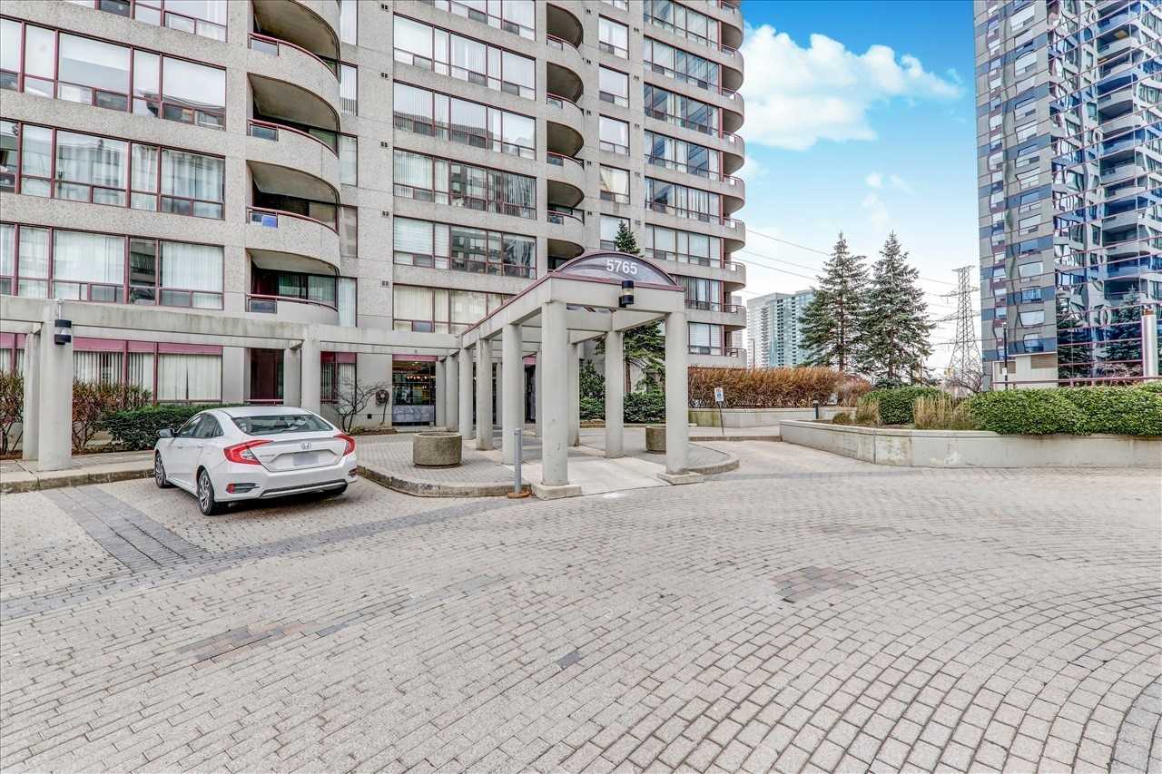 5765 Yonge St, #204