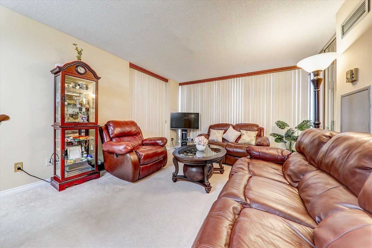 5765 Yonge St, #204