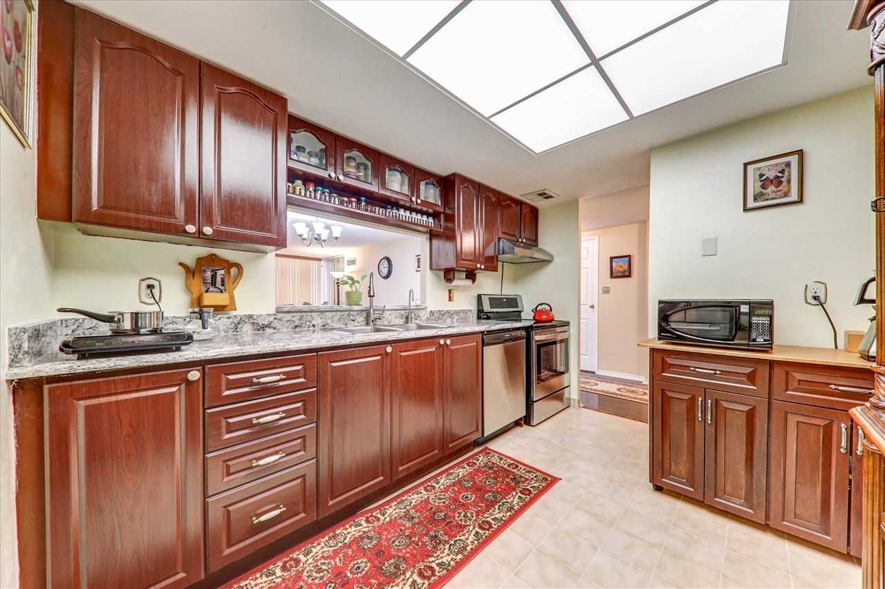 5765 Yonge St, #204