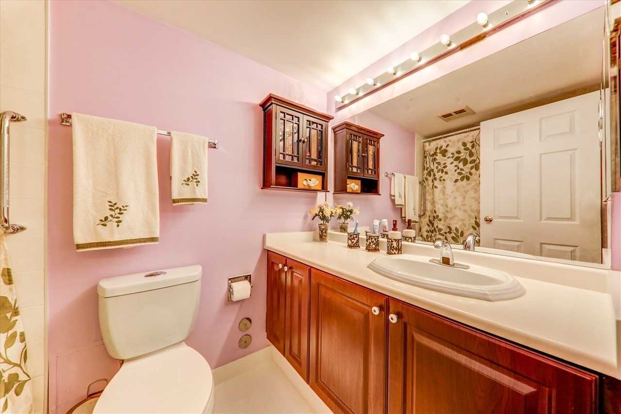 5765 Yonge St, #204