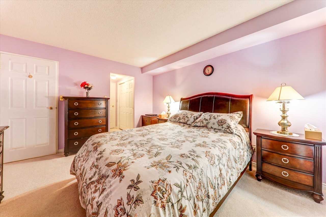 5765 Yonge St, #204