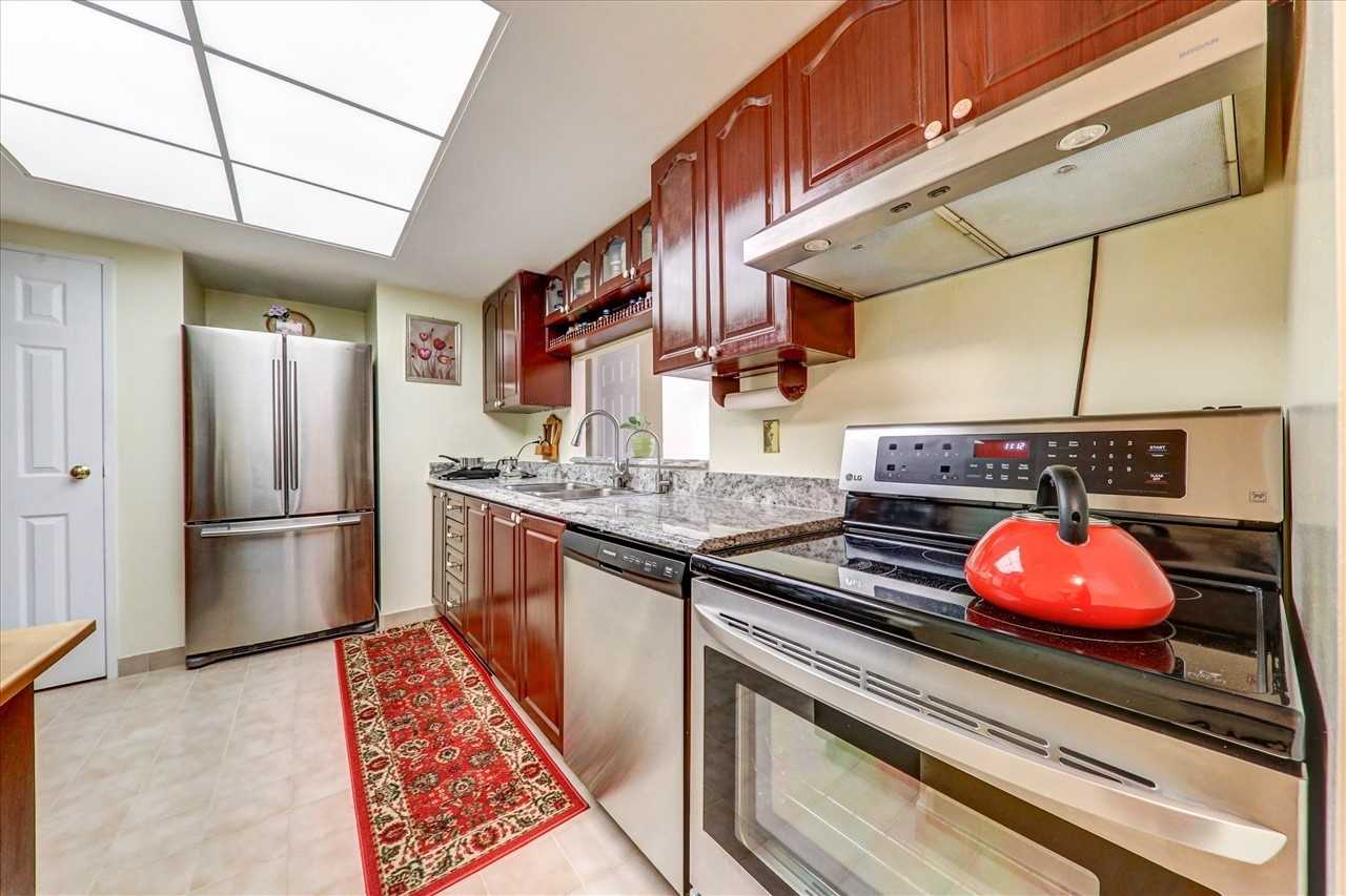 5765 Yonge St, #204