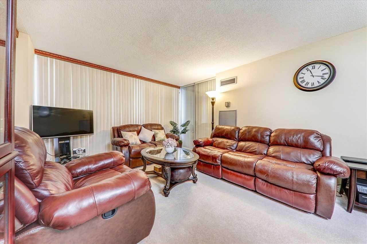 5765 Yonge St, #204