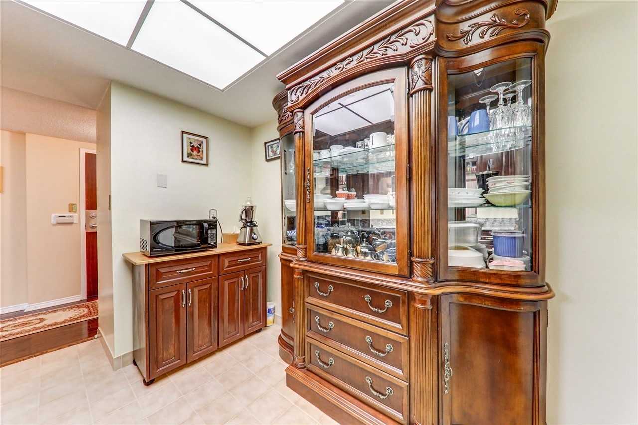 5765 Yonge St, #204