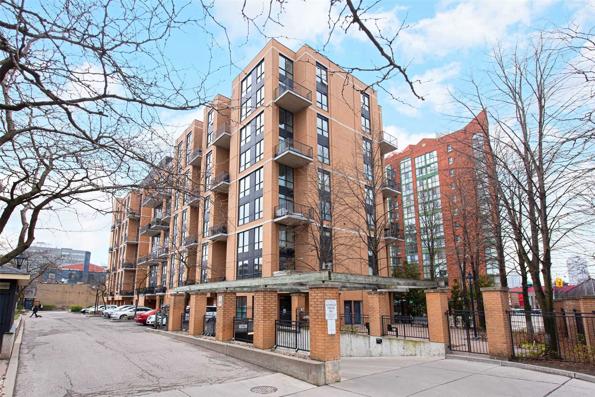 800 King St W, #202