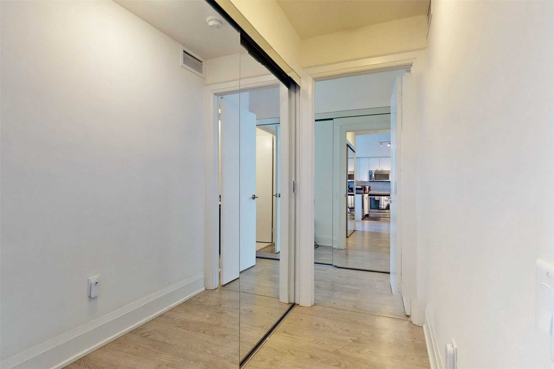 30 Roehampton Ave, #413