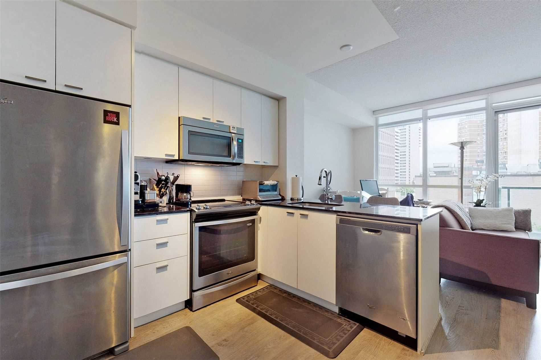 30 Roehampton Ave, #413