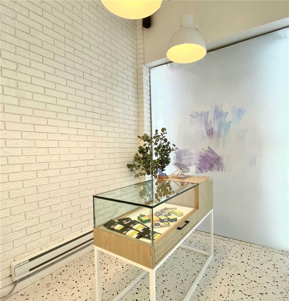 605 Bloor St W
