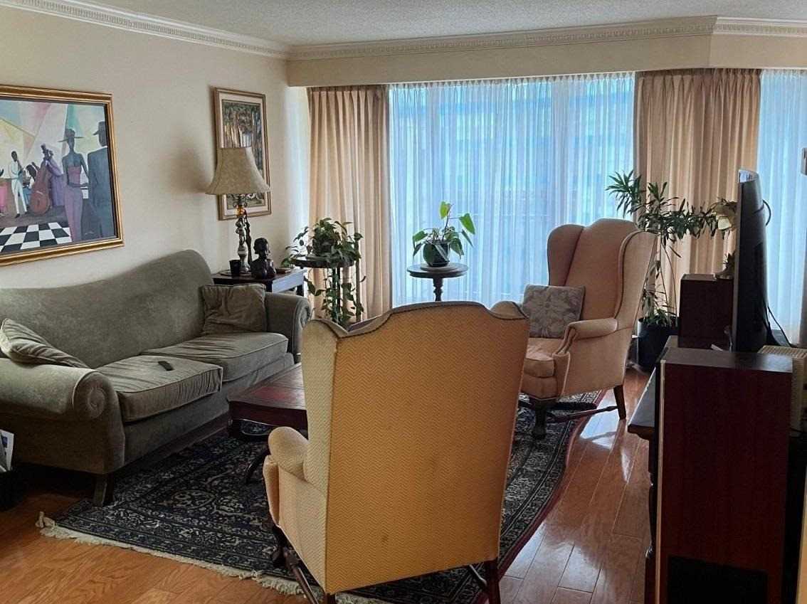 55 Harbour Sq, #814