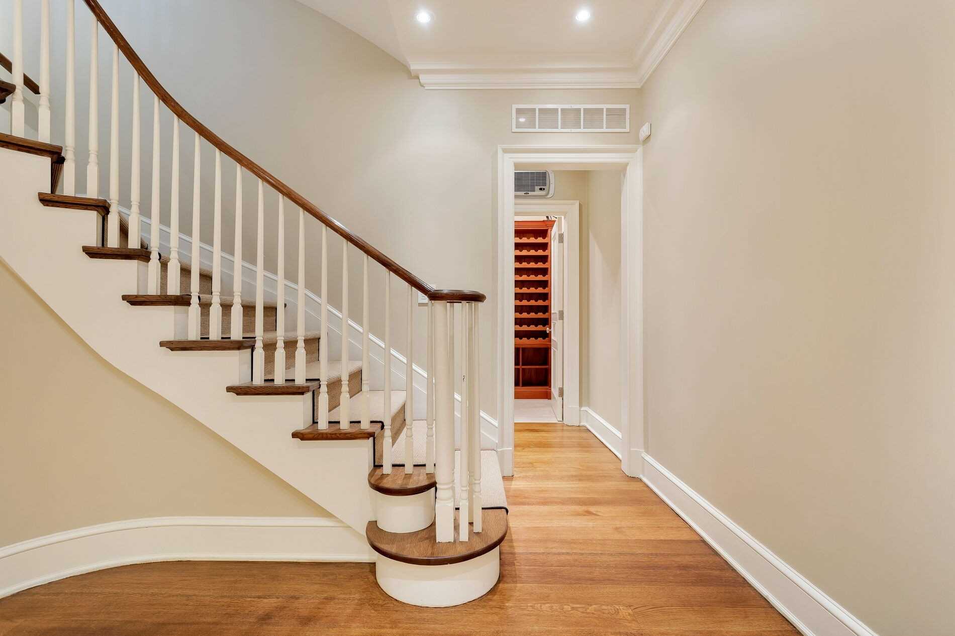 23 Heath St W