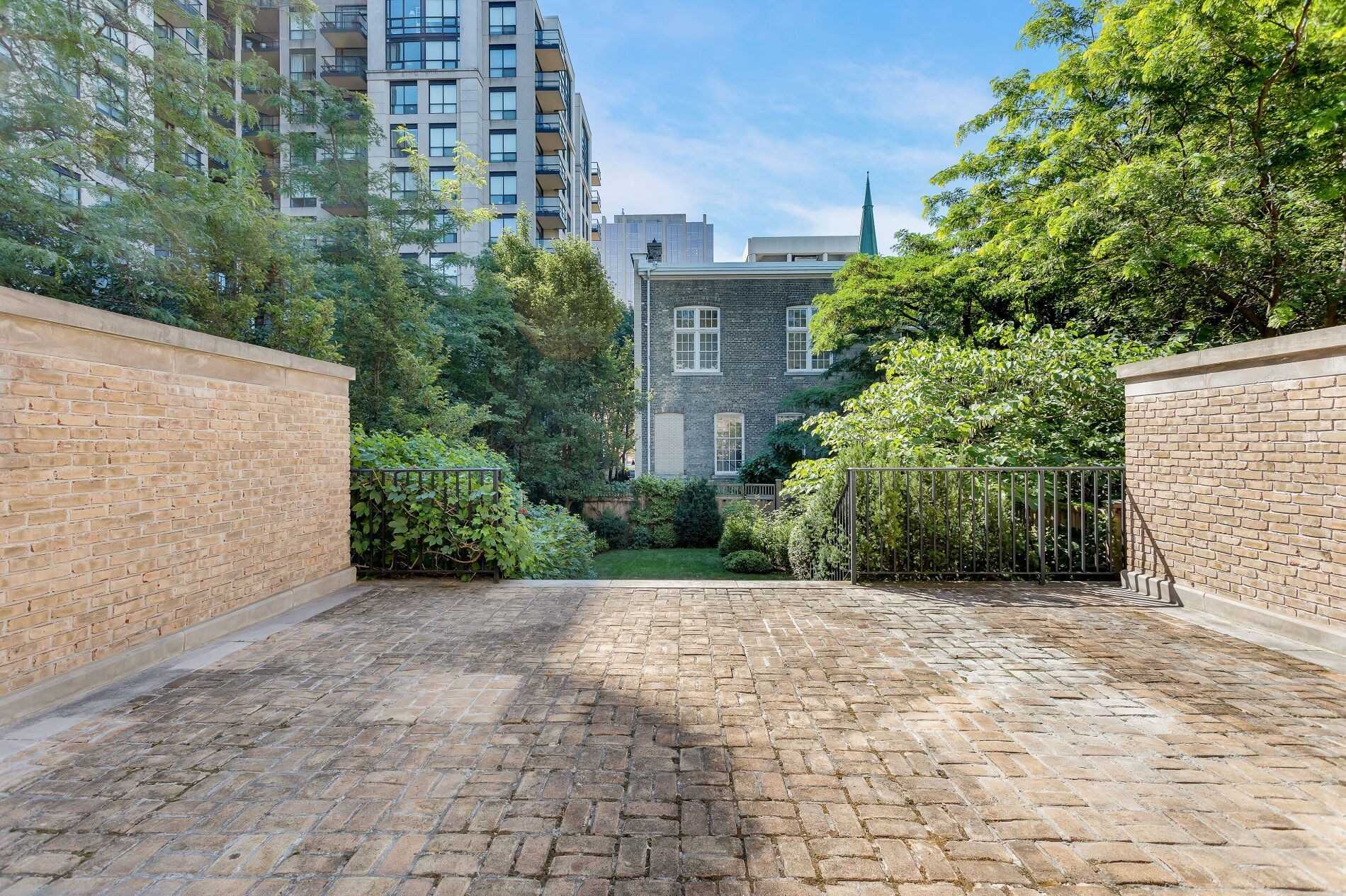23 Heath St W