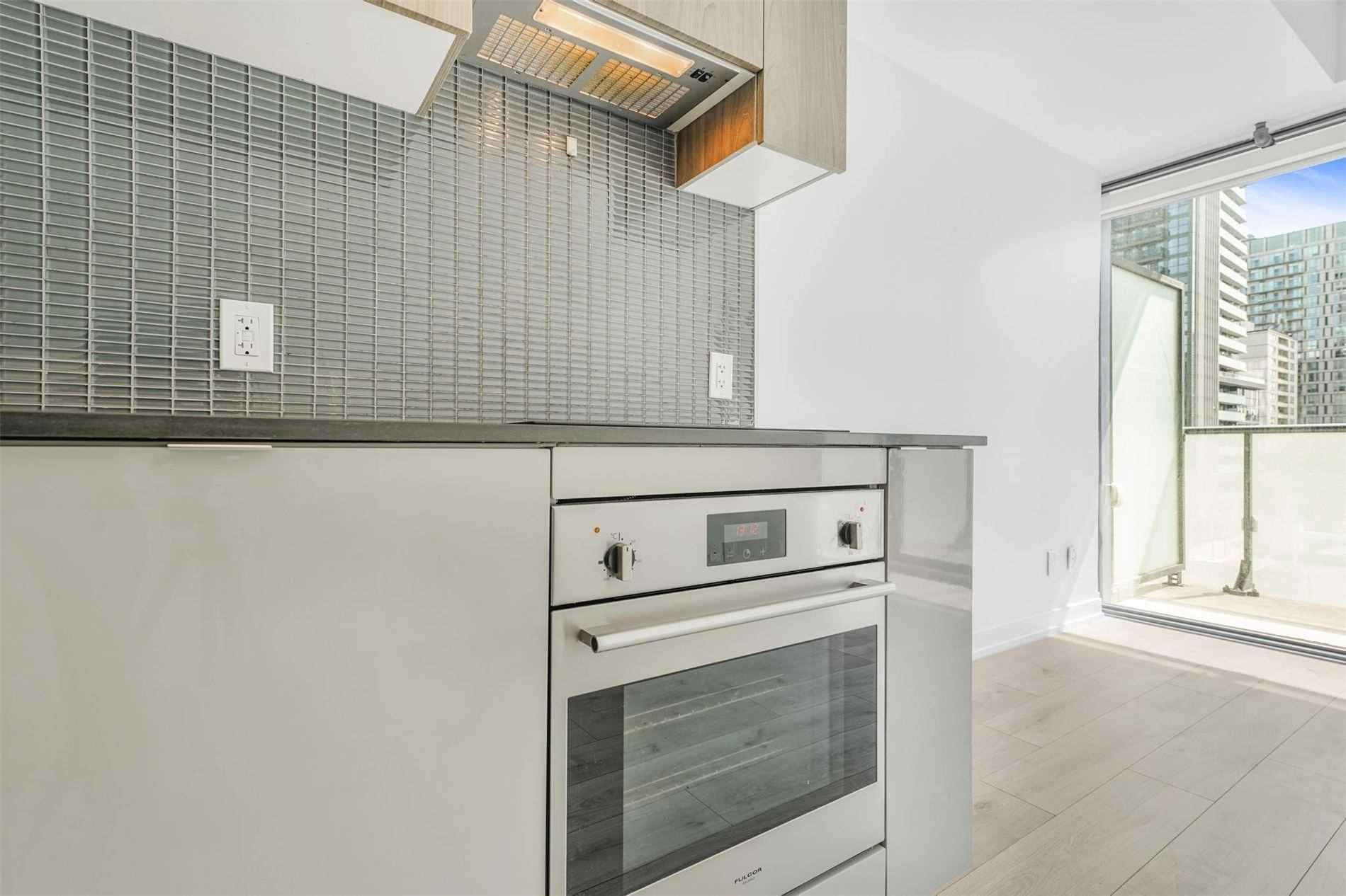 161 Roehampton Avenue, #515
