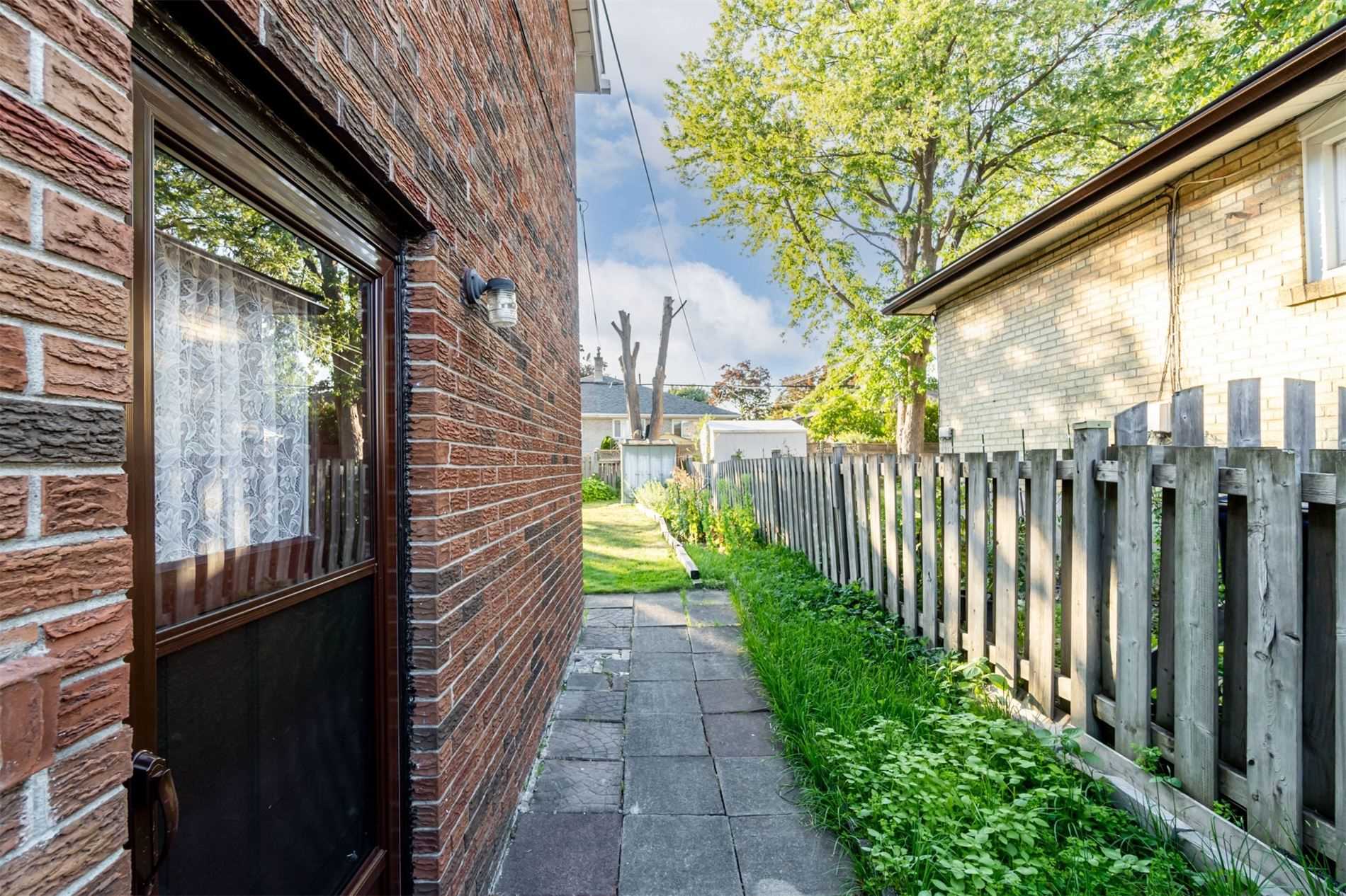 202 Lynedock Cres
