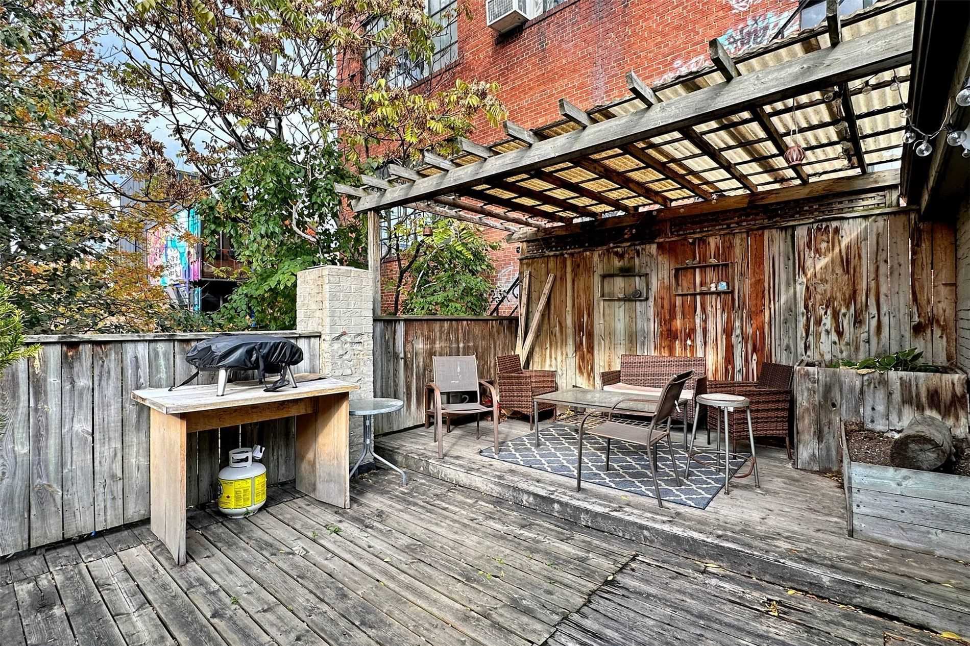 692 Richmond St W