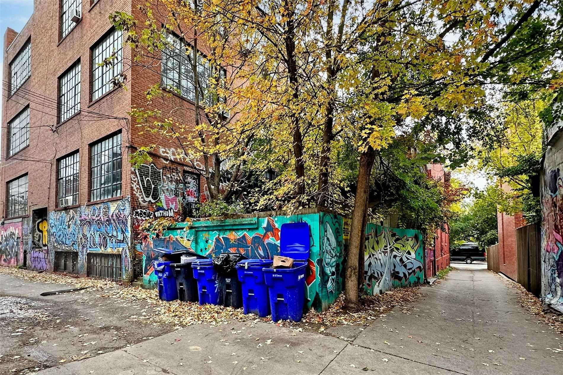692 Richmond St W