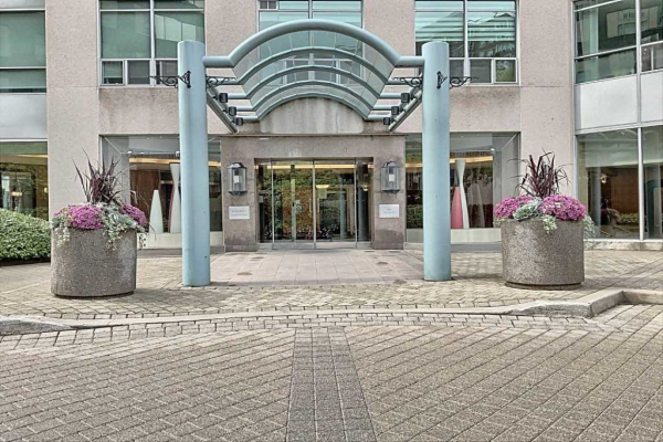 942 Yonge St, Toronto