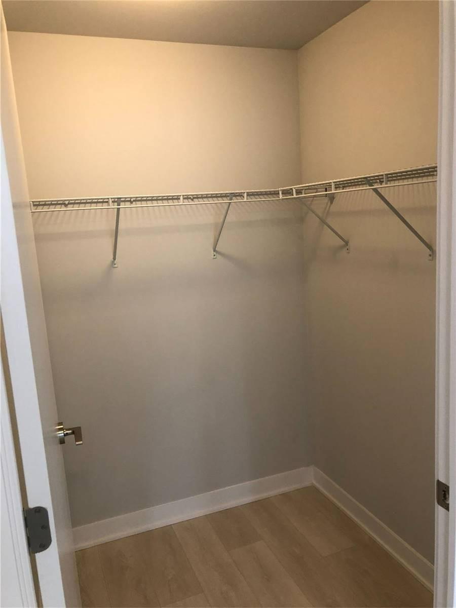 2221 Yonge St, #901