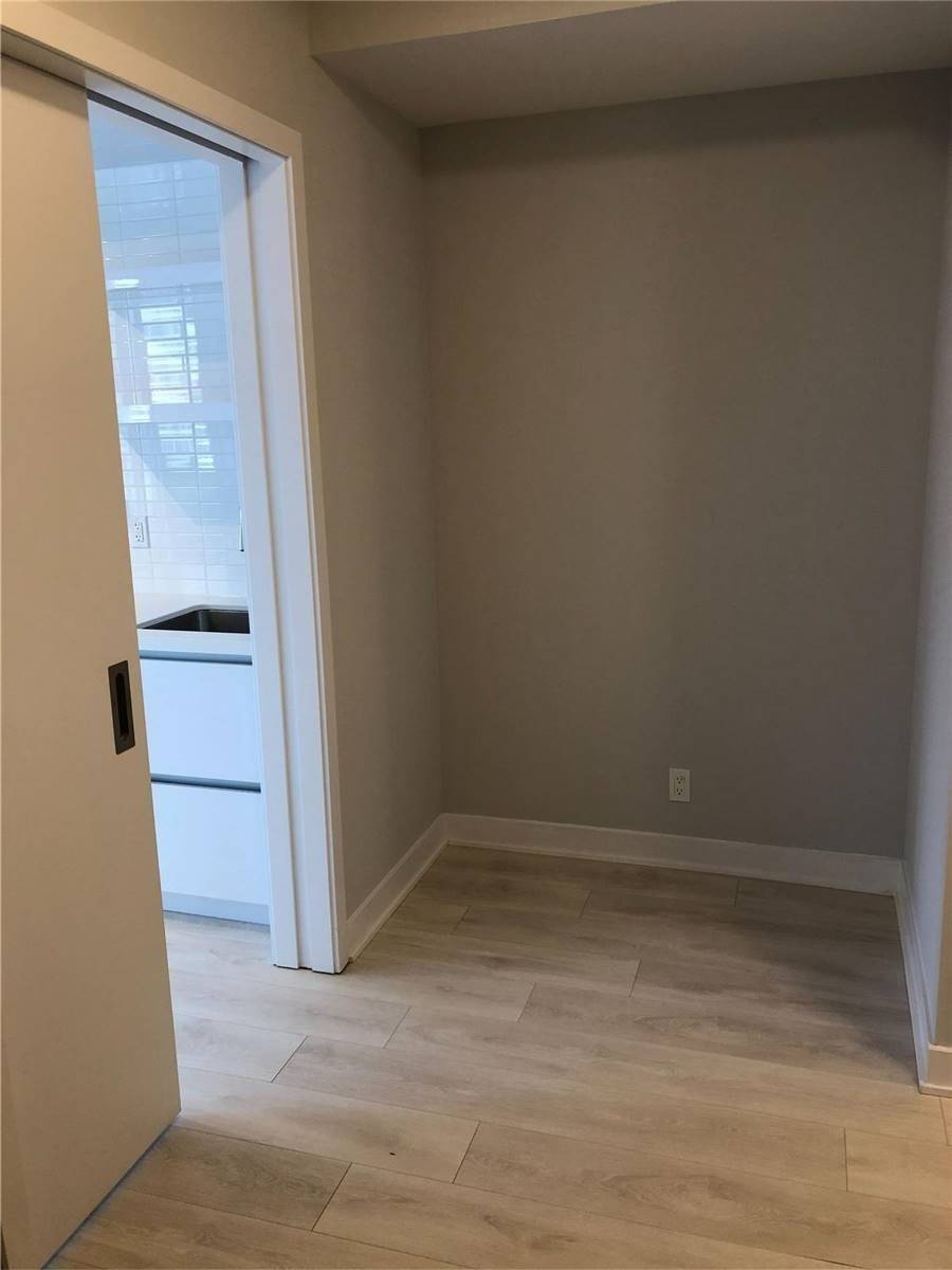 2221 Yonge St, #901