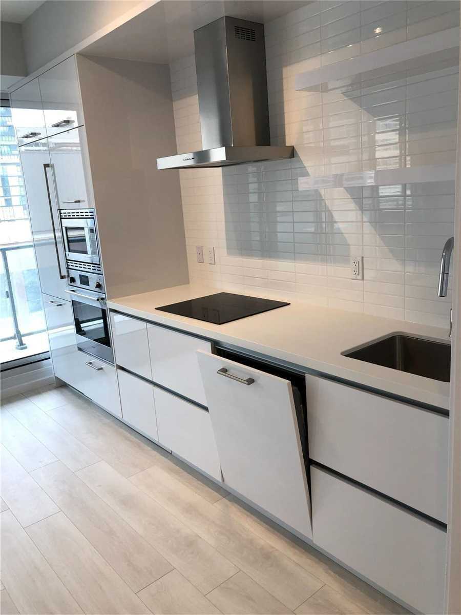 2221 Yonge St, #901