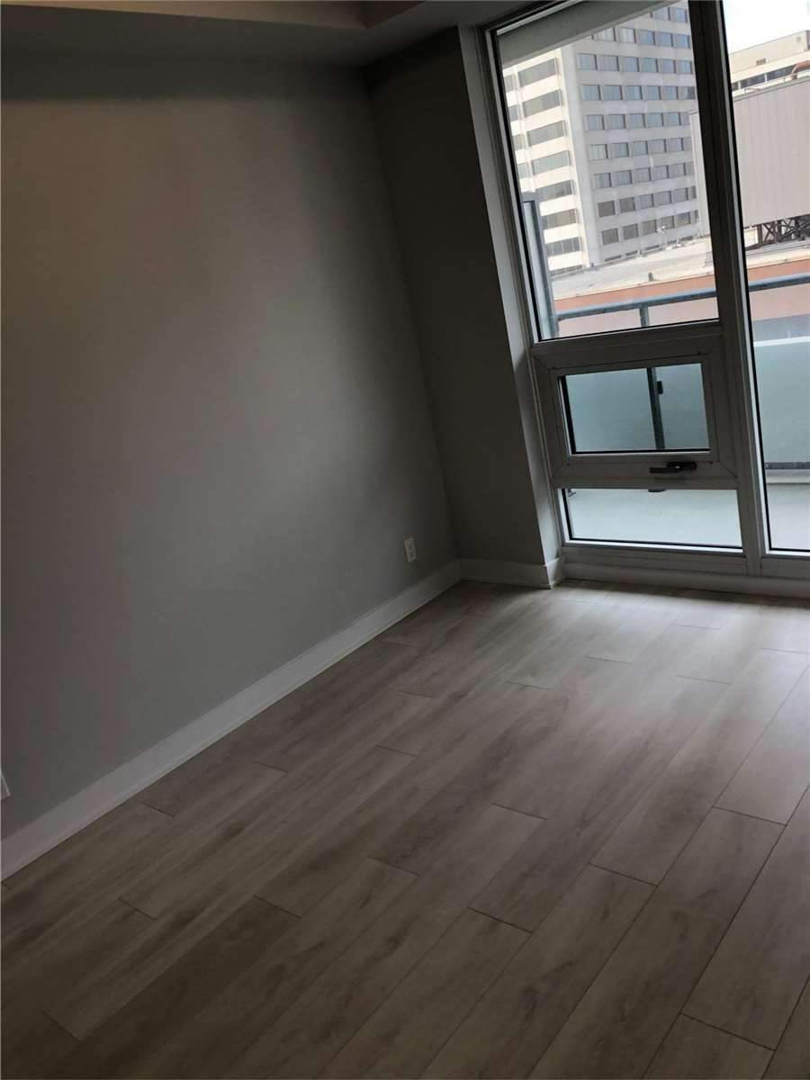2221 Yonge St, #901