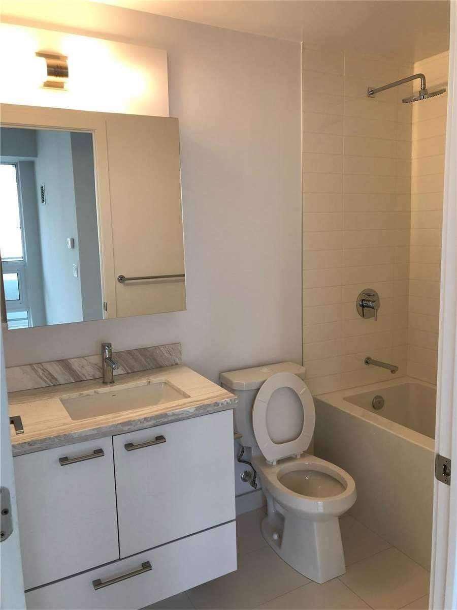 2221 Yonge St, #901