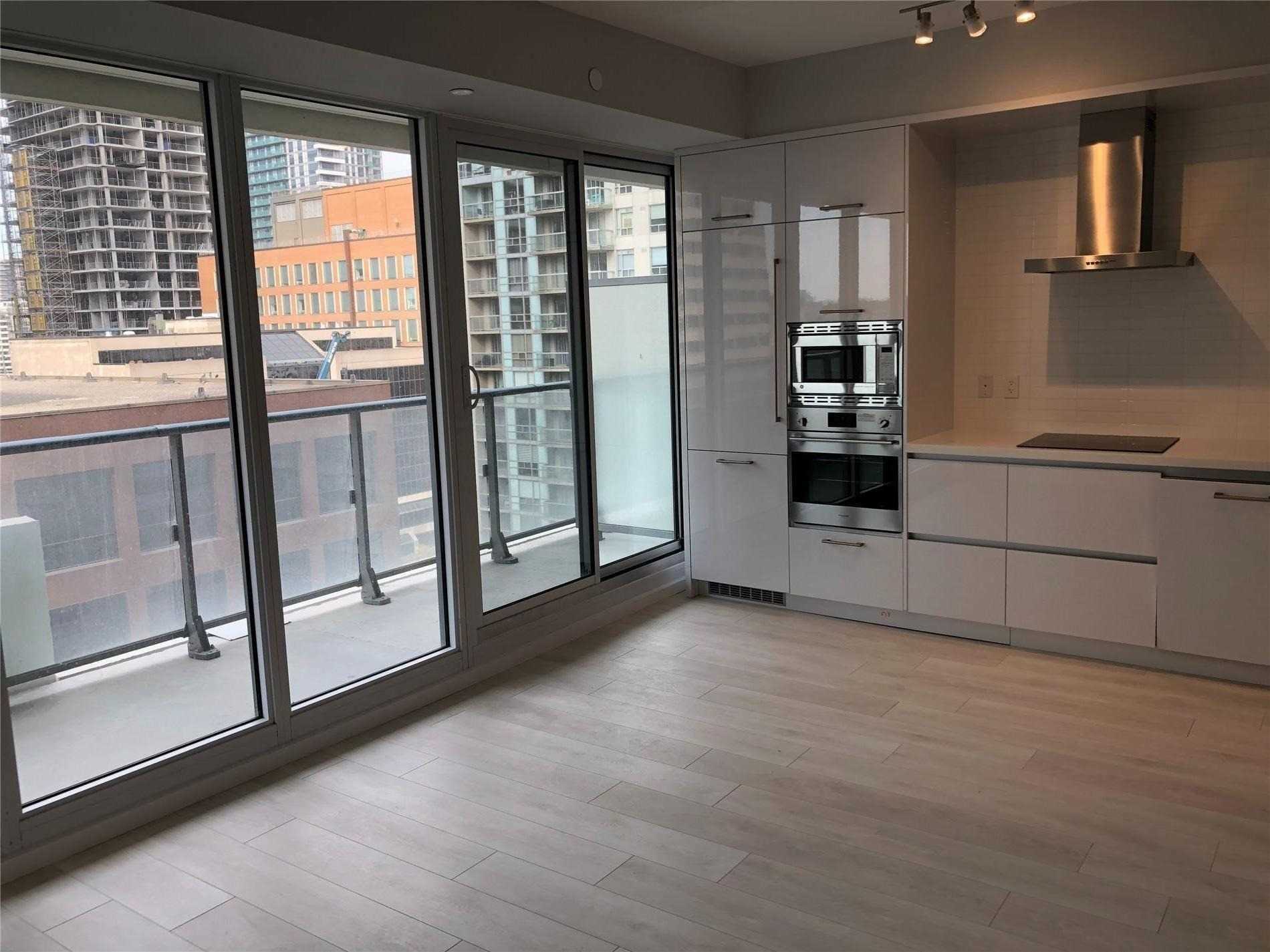 2221 Yonge St, #901