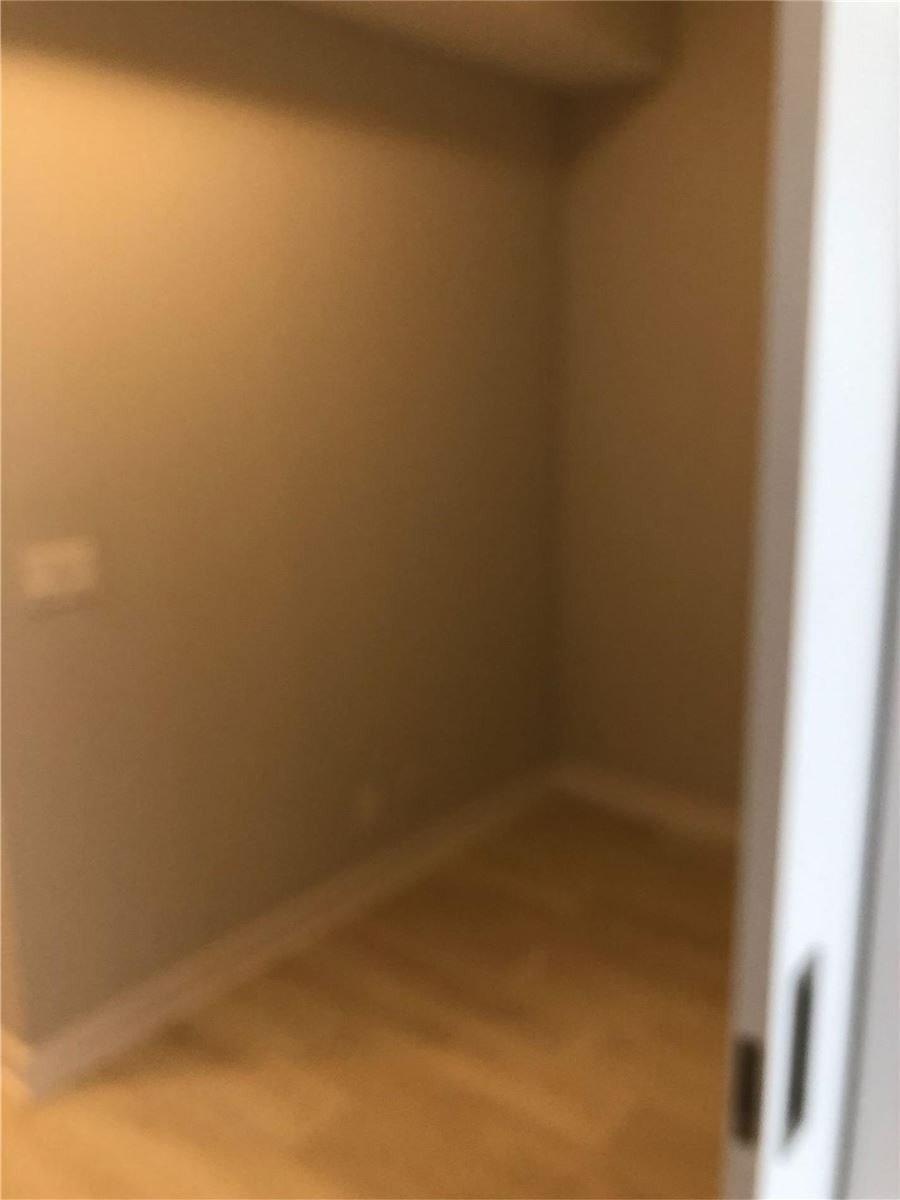 2221 Yonge St, #901