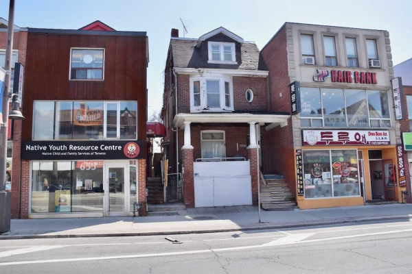 657 Bloor St W, Toronto