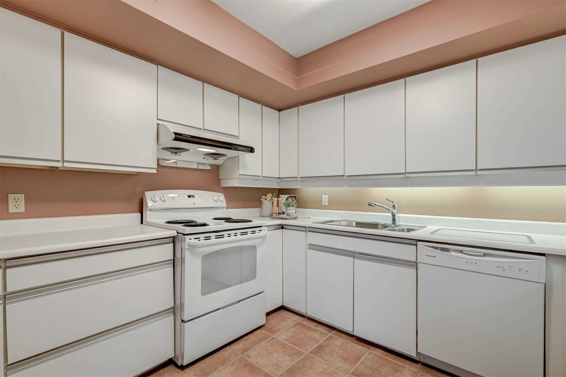 1177 Yonge St, #311