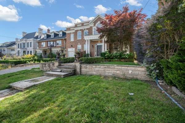 230 Dunvegan Rd