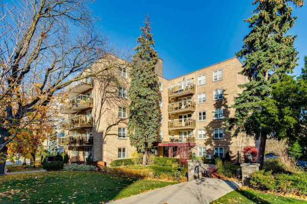 2603 Bathurst St, Toronto