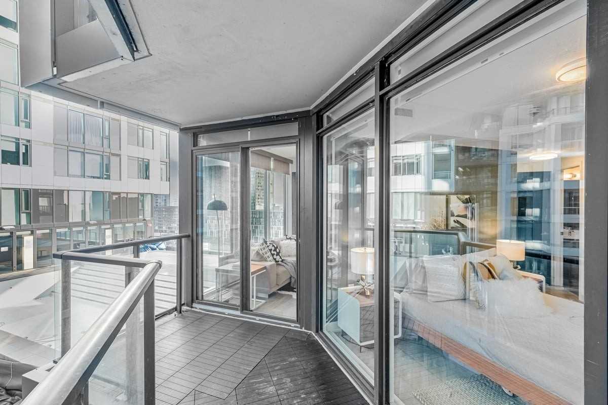 27 Bathurst St, #1001